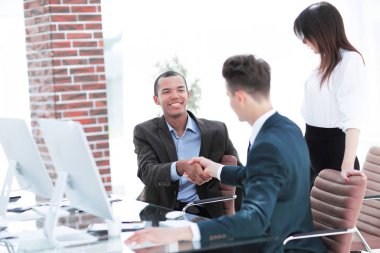 karşılıklı iş adamları ofiste masa başında