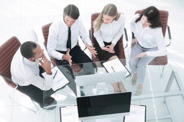 İş ekibi iş belgesini tartışıyor. İş konsepti..