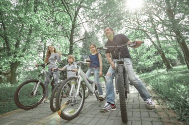 Aile yaz parkta bisiklet üzerinde