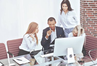 İş ekibi yeni bir iş projesi üzerinde çalışıyor.