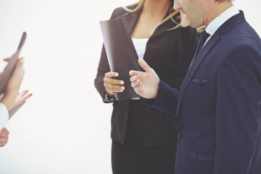 yakın yukarı. iş insanları konuşan bir grup. beyaz üzerinde izole