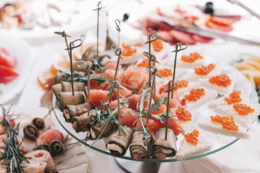 Kırmızı havyar ve somon meze beyaz tabakta sandviç