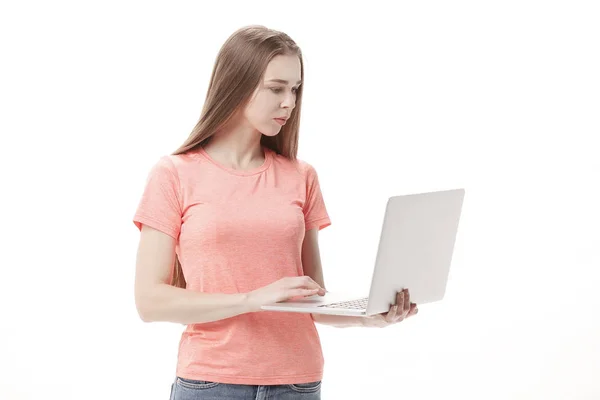 Уважна студентка дівчини з ноутбуком. ізольована на білому тлі — стокове фото