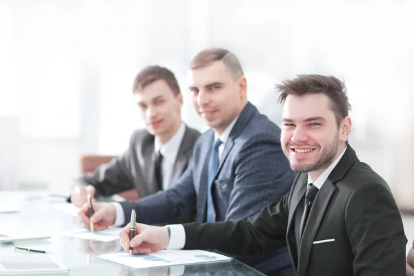 Equipo profesional de negocios sentado en el escritorio en la oficina —  Fotos de Stock