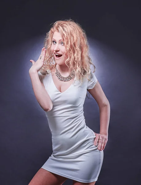 Σέξι μικρά ξανθιά γυναίκα εν ολίγοις λευκό φόρεμα. απομονωμένη — Φωτογραφία Αρχείου