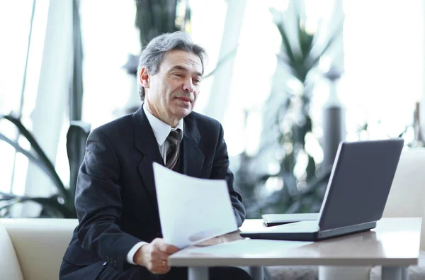 Uomo d'affari che lavora con documenti aziendali seduto alla sua scrivania . — Foto Stock