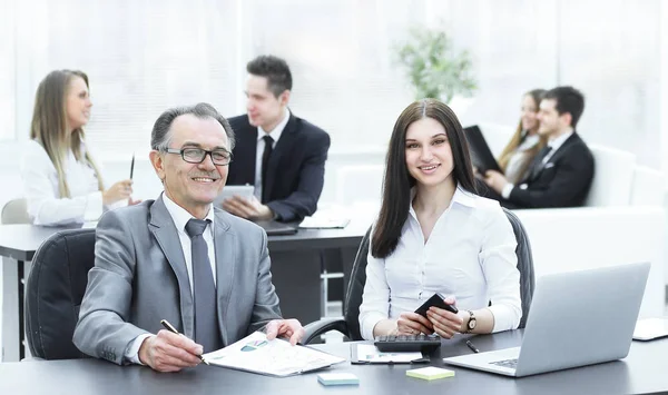 Hombre de negocios y equipo empresarial en el lugar de trabajo — Foto de Stock