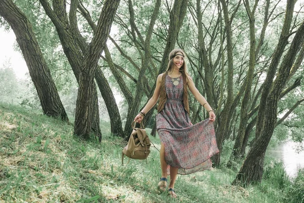 Junge Hippie-Frau spaziert im Frühlingswald — Stockfoto