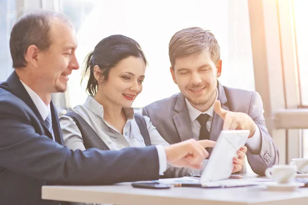 Business team met behulp van tablet touchpad voor vergadering te bespreken statistische gegevens. — Stockfoto