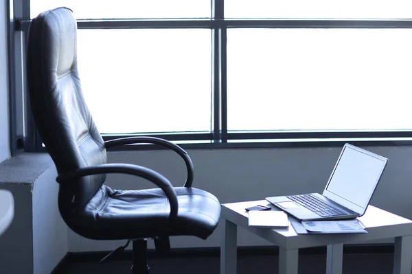Stuhl und Schreibtisch des Geschäftsmannes. Geschäftskonzept — Stockfoto