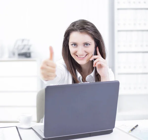 Успішна бізнес-леді показує великий палець на робочому місці — стокове фото