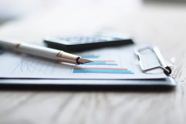 Close-up. pen met een gouden Nib op onscherpe achtergrond office Desk — Stockfoto