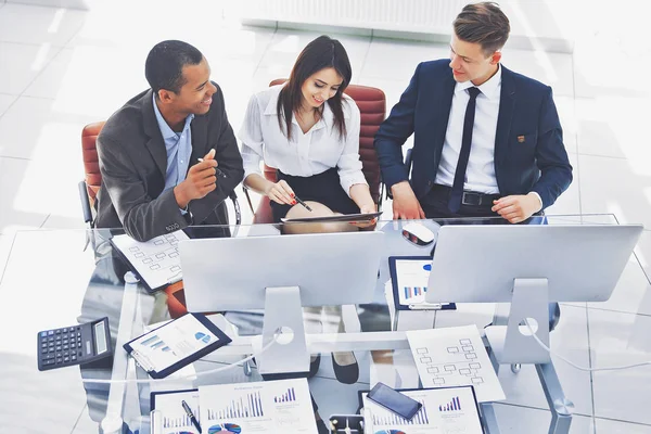 Equipe de negócios profissional sentado na mesa no escritório — Fotografia de Stock