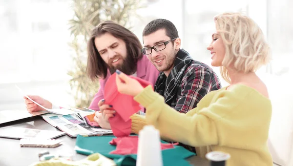 Gruppe von Designern diskutiert Stoffmuster im Studio — Stockfoto