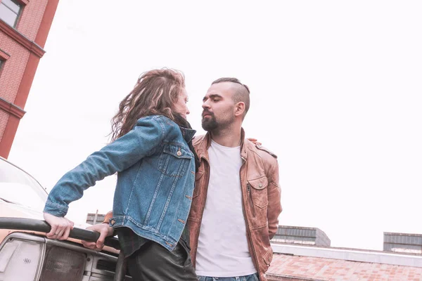 Giovane coppia innamorata in piedi vicino alla macchina in città Parcheggio — Foto Stock