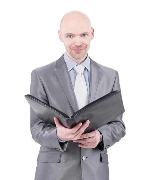 Uomo d'affari sorridente leggendo documento commerciale .isolato su bianco — Foto Stock