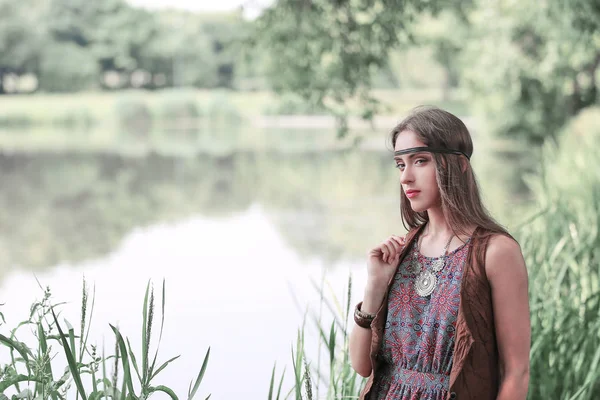 Krásný hippie holka na pozadí lesní jezírko — Stock fotografie