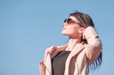 gökyüzüne karşı başarılı bir genç kadın portresi