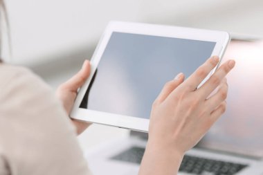 yakın çekim. Dijital tablet kullanarak iterek işkadını.