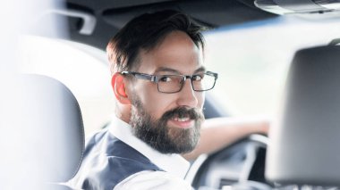 bir arabanın direksiyonuna oturan arka view.business adam