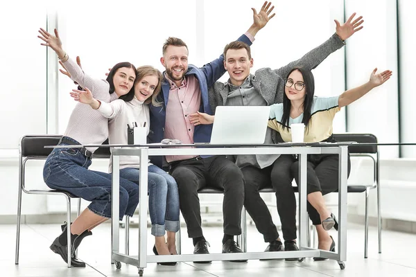 Grupo de empleados felices sentados en el escritorio . — Foto de Stock