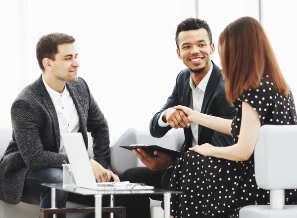 Hombre de negocios y mujer de negocios estrechando la mano después de discutir el contrato —  Fotos de Stock