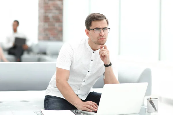 Close up.thoughtful uomo d'affari seduto nella hall del business center  . — Foto Stock