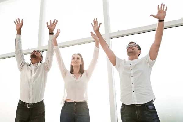 Glückliches Business-Team, das zusammensteht und die Hände hebt. — Stockfoto