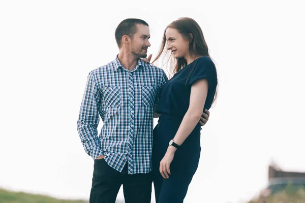 Amoureux d'un jeune couple debout dans la rue — Photo