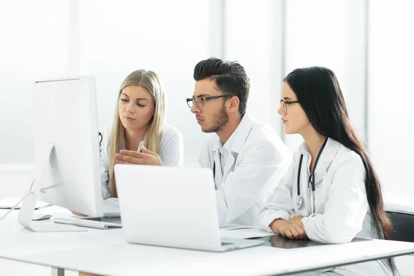 Grupp av medicinska experter diskuterar online-information. — Stockfoto