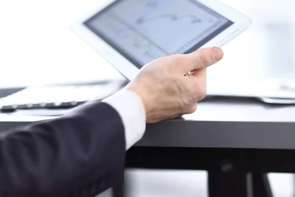 Der Geschäftsmann erstellt ein Finanzdiagramm auf einem digitalen Tablet — Stockfoto