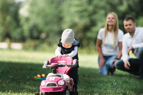 Liten pojke på en promenad med sina föräldrar. — Stockfoto