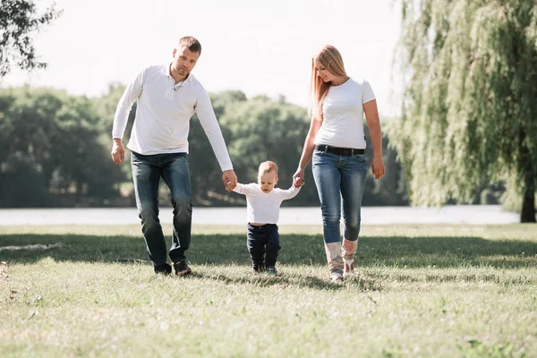 Mother, father and play with their little son for a walk in the summer Park. — Stock Photo, Image