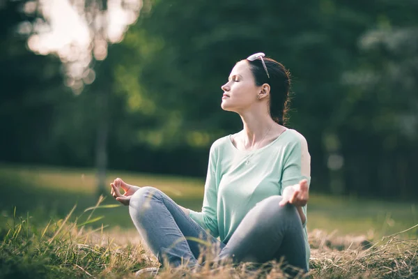 Frumoasă femeie tânără meditând în poziția Lotus . — Fotografie, imagine de stoc