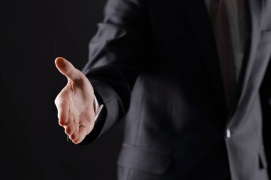 bir el sıkışma için elini uzatarak up.business erkekler kapatın