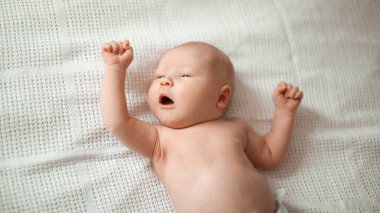 bir battaniye var yalan şirin yeni doğan bebek çocuk.