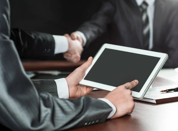 Businessman uses a digital tablet at a briefing in the office — Stock Photo, Image