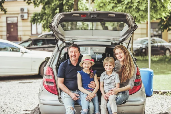 Šťastná rodina v kufru rodinný vůz — Stock fotografie