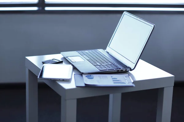 Nahaufnahme. Laptop und Finanzunterlagen auf dem Tisch — Stockfoto