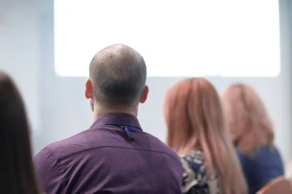 Vue arrière.l'image de fond du public dans la salle de conférence — Photo