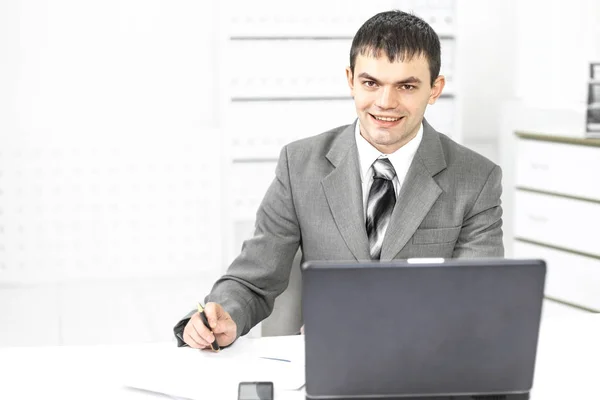 Jovem empregado de uma empresa descansando em um local de trabalho — Fotografia de Stock