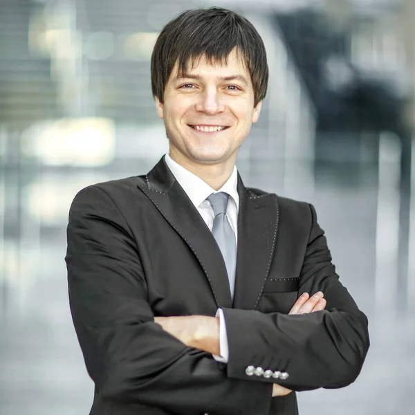 Retrato del exitoso hombre de negocios en la borrosa oficina de fondo . — Foto de Stock