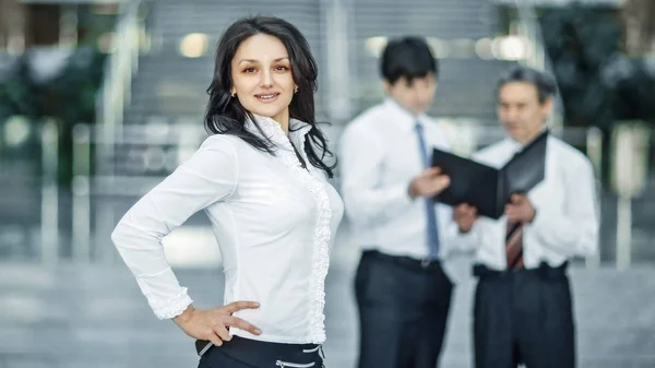 自信的商业女性背景办公室肖像. — 图库照片