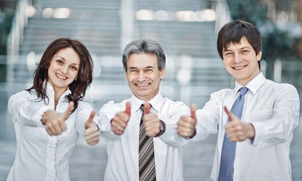 Крупный план. успешный бизнес-команда держит большой палец вверх — стоковое фото