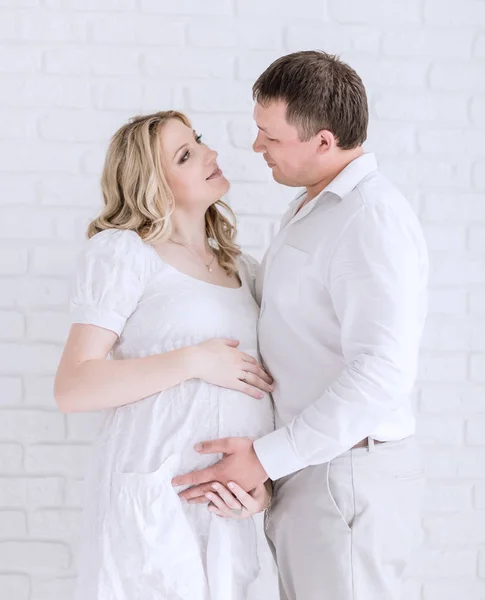 Retrato de una hermosa pareja joven esperando un bebé —  Fotos de Stock