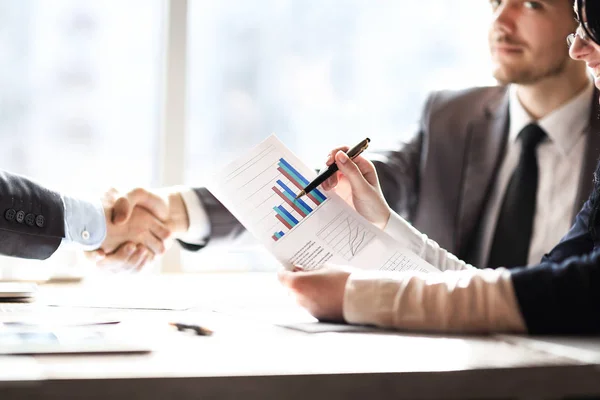 Close up.schedule of financial development and handshake of business partners — Stock Photo, Image