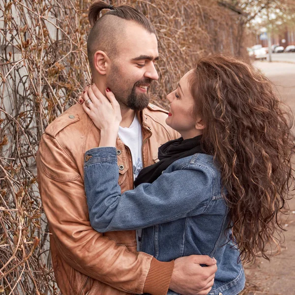 Paar verliefd staan praten over de straat van de stad — Stockfoto