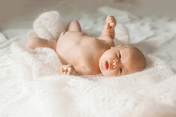 Podivné novorozence ležící na pohovce v dětském pokoji — Stock fotografie