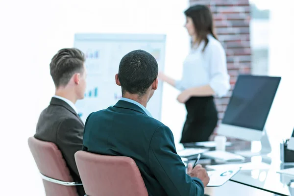 Parceiros de negócios na apresentação de um novo projeto financeiro . — Fotografia de Stock