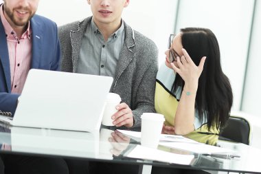 birlikte masada oturan iş takım.